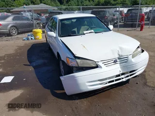 1997 Toyota Camry LE z VIN 4T1BG22K7VU061100, wystawiony jako IAAI lot #40065683 z przebiegiem 116 394 mil mil oraz . Historia ofert i sprzedaży dostępna na DreamBid. Obrazek 1.