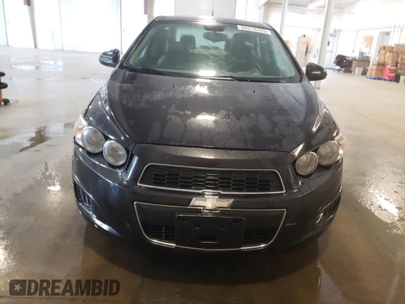 2013 Chevrolet Sonic LS z VIN 1G1JA5SH4D4160231, wystawiony jako Copart lot #56076225 z przebiegiem 128 622 mil mil oraz Czysty tytuł • Clean title. Historia ofert i sprzedaży dostępna na DreamBid. Obrazek 5.