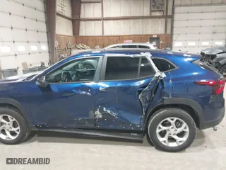 2024 Chevrolet Trax LS with VIN KL77LFE22RC100676, listed as a IAAI auction lot 41784425 with 75,575 mi miles. Bid and sale history available at carsss.com. Image 6.