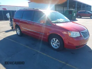 2010 Chrysler Town & Country Touring z VIN 2A4RR5D1XAR117616, wystawiony jako IAAI lot #41720090 z przebiegiem 238 946 mil mil oraz . Historia ofert i sprzedaży dostępna na DreamBid. Obrazek 1.