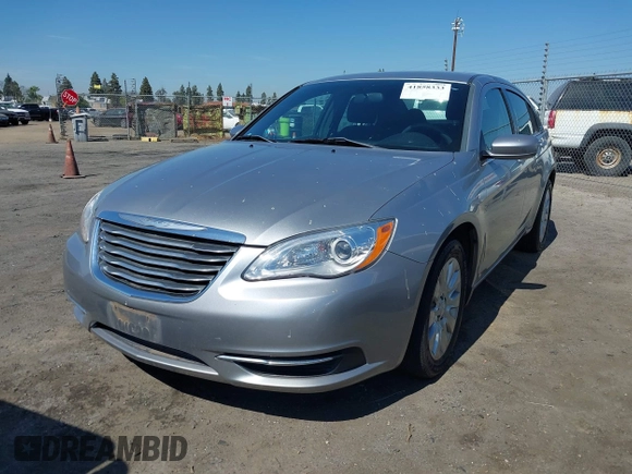 2014 Chrysler 200 LX z VIN 1C3CCBAB3EN231263, wystawiony jako IAAI lot #41858333 z przebiegiem 63 100 mil mil oraz . Historia ofert i sprzedaży dostępna na DreamBid. Obrazek 2.
