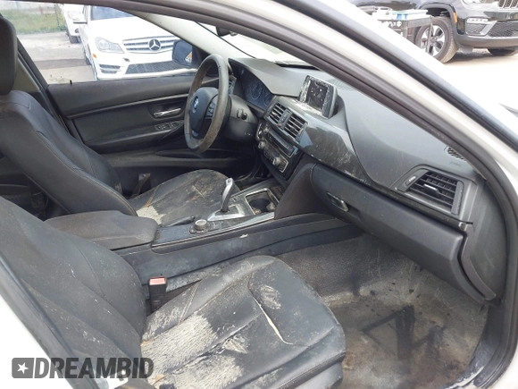 2017 BMW 3 Series 320i z VIN WBA8E1G51HNU12483, wystawiony jako IAAI lot #42339324 z przebiegiem Nie podano mil oraz . Historia ofert i sprzedaży dostępna na DreamBid. Obrazek 5.