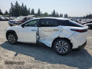 2023 Lexus RZ 450e Premium z VIN JTJAAAAB7PA020545, wystawiony jako Copart lot #66806794 z przebiegiem 7177 mil mil oraz Szkody całkowita. Historia ofert i sprzedaży dostępna na DreamBid. Obrazek 2.