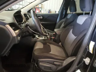 2016 Jeep Cherokee Altitude z VIN 1C4PJLAB2GW177394, wystawiony jako Copart lot #57840255 z przebiegiem 147 962 mil mil oraz Nie do naprawy • Non repairable. Historia ofert i sprzedaży dostępna na DreamBid. Obrazek 7.