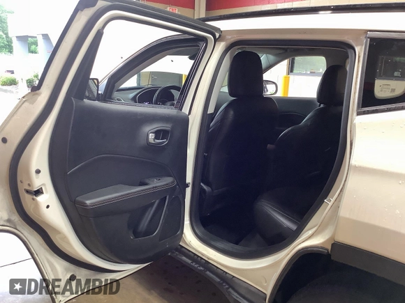 2019 Jeep Compass Latitude z VIN 3C4NJDBB1KT639096, wystawiony jako IAAI lot #42597978 z przebiegiem 110 803 mil mil oraz . Historia ofert i sprzedaży dostępna na DreamBid. Obrazek 42.