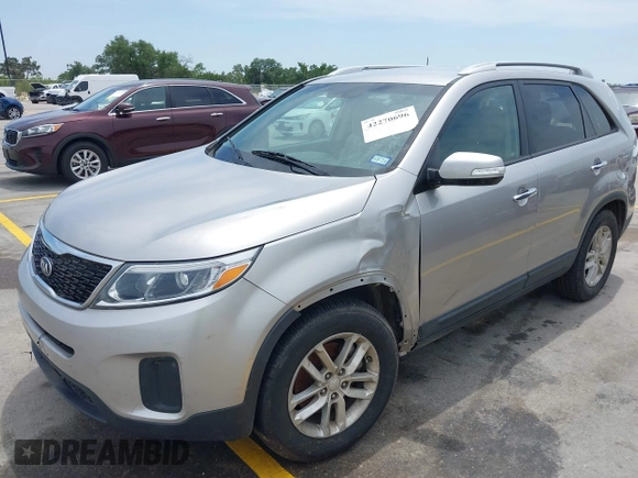2014 Kia Sorento LX z VIN 5XYKT4A7XEG460996, wystawiony jako IAAI lot #42270696 z przebiegiem 105 677 mil mil oraz . Historia ofert i sprzedaży dostępna na DreamBid. Obrazek 2.