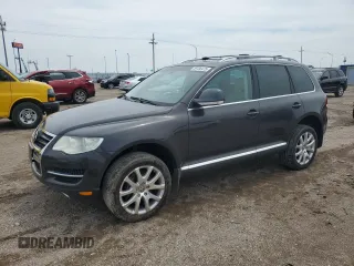 2008 Volkswagen Touareg V6 z VIN WVGBE77L58D071763, wystawiony jako Copart lot #59706475 z przebiegiem 98 236 mil mil oraz Czysty tytuł • Clean title. Historia ofert i sprzedaży dostępna na DreamBid. Obrazek 1.