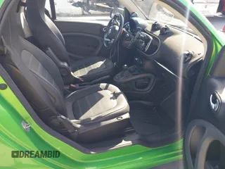 2017 Smart fortwo Pure z VIN WMEFJ9BA9HK226752, wystawiony jako IAAI lot #42420588 z przebiegiem Nie podano mil oraz . Historia ofert i sprzedaży dostępna na DreamBid. Obrazek 5.