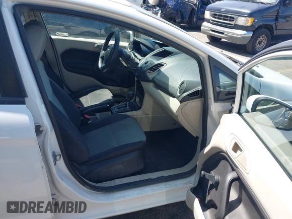 2013 Ford Fiesta S z VIN 3FADP4AJ6DM114105, wystawiony jako IAAI lot #42411838 z przebiegiem 497 236 mil mil oraz . Historia ofert i sprzedaży dostępna na DreamBid. Obrazek 5.