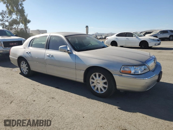 2006 Lincoln Town Car Signature Limited z VIN 1LNHM82W66Y650111, wystawiony jako Copart lot #56553695 z przebiegiem 184 625 mil mil oraz Czysty tytuł • Clean title. Historia ofert i sprzedaży dostępna na DreamBid. Obrazek 4.