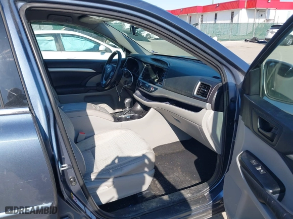 2015 Toyota Highlander LE with VIN 5TDBKRFH2FS206866, listed as a IAAI auction lot 41416098 with 178,891 mi miles. Bid and sale history available at carsss.com. Image 5.