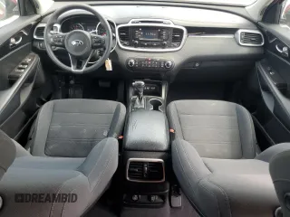 2017 Kia Sorento LX z VIN 5XYPG4A38HG237626, wystawiony jako Copart lot #57173035 z przebiegiem 141 417 mil mil oraz Szkoda całkowita • Salvage title. Historia ofert i sprzedaży dostępna na DreamBid. Obrazek 8.