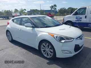 2013 Hyundai Veloster w/Gray Int z VIN KMHTC6AD0DU150516, wystawiony jako IAAI lot #42164880 z przebiegiem 122 841 mil mil oraz . Historia ofert i sprzedaży dostępna na DreamBid. Obrazek 1.