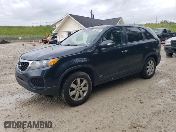 2012 Kia Sorento LX z VIN 5XYKTDA6XCG231139, wystawiony jako Copart lot #60020885 z przebiegiem 228 037 mil mil oraz Czysty tytuł • Clean title. Historia ofert i sprzedaży dostępna na DreamBid. Obrazek 1.