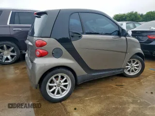2009 Smart fortwo Pure z VIN WMEEJ31X49K233947, wystawiony jako Copart lot #60535065 z przebiegiem 48 669 mil mil oraz Czysty tytuł • Clean title. Historia ofert i sprzedaży dostępna na DreamBid. Obrazek 3.