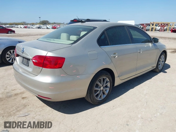 2013 Volkswagen Jetta SE z VIN 3VWDX7AJ4DM236406, wystawiony jako IAAI lot #41785884 z przebiegiem 136 762 mil mil oraz . Historia ofert i sprzedaży dostępna na DreamBid. Obrazek 4.