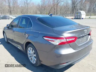 2019 Toyota Camry LE z VIN 4T1B11HK9KU245615, wystawiony jako IAAI lot #42066968 z przebiegiem 130 042 mil mil oraz . Historia ofert i sprzedaży dostępna na DreamBid. Obrazek 3.