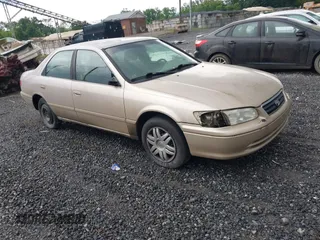 2001 Toyota Camry CE z VIN 4T1BG22K91U867787, wystawiony jako IAAI lot #42506581 z przebiegiem 171 379 mil mil oraz . Historia ofert i sprzedaży dostępna na DreamBid. Obrazek 1.