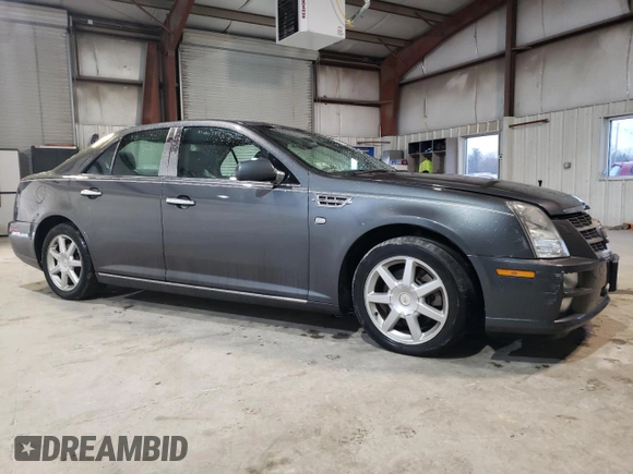 2010 Cadillac STS AWD z VIN 1G6DU6EV5A0113671, wystawiony jako Copart lot #47447395 z przebiegiem 77 062 mil mil oraz Tytuł czysty. Historia ofert i sprzedaży dostępna na DreamBid. Obrazek 4.
