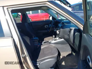2016 Kia Soul z VIN KNDJN2A20G7244542, wystawiony jako IAAI lot #41406628 z przebiegiem 93 749 mil mil oraz . Historia ofert i sprzedaży dostępna na DreamBid. Obrazek 5.