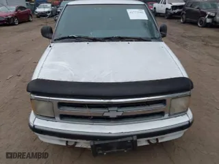 1997 Chevrolet Blazer LS with VIN 1GNDT13W3VK195996, listed as a IAAI auction lot 41777945 with 203,430 mi miles. Bid and sale history available at carsss.com. Image 6.