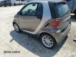 2009 Smart fortwo Pure z VIN WMEEJ31X79K268191, wystawiony jako Copart lot #61767475 z przebiegiem 221 317 mil mil oraz Czysty tytuł • Clean title. Historia ofert i sprzedaży dostępna na DreamBid. Obrazek 2.