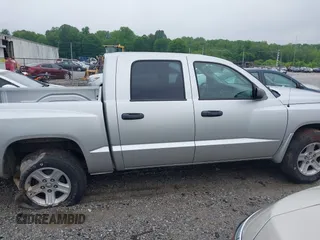 2010 Dodge Dakota Bighorn/Lonestar z VIN 1D7CW3GK4AS140049, wystawiony jako IAAI lot #42231805 z przebiegiem 149 489 mil mil oraz . Historia ofert i sprzedaży dostępna na DreamBid. Obrazek 14.