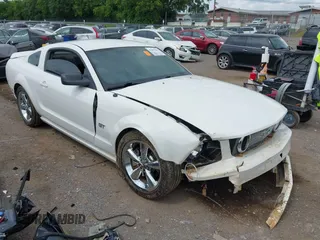 2008 Ford Mustang GT Deluxe z VIN 1ZVHT82H185196893, wystawiony jako IAAI lot #42497243 z przebiegiem Nie podano mil oraz . Historia ofert i sprzedaży dostępna na DreamBid. Obrazek 1.
