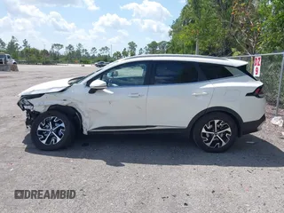 2023 Kia Sportage EX z VIN KNDPVCAG9P7095057, wystawiony jako IAAI lot #42016214 z przebiegiem 8 789 mil mil oraz . Historia ofert i sprzedaży dostępna na DreamBid. Obrazek 14.