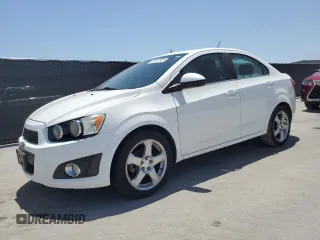 2015 Chevrolet Sonic LTZ z VIN 1G1JE5SB7F4130210, wystawiony jako Copart lot #56182645 z przebiegiem 145 364 mil mil oraz Czysty tytuł • Clean title. Historia ofert i sprzedaży dostępna na DreamBid. Obrazek 1.