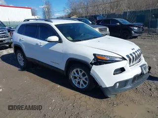 2015 Jeep Cherokee Latitude z VIN 1C4PJMCSXFW588673, wystawiony jako IAAI lot #41666268 z przebiegiem 104 737 mil mil oraz . Historia ofert i sprzedaży dostępna na DreamBid. Obrazek 1.