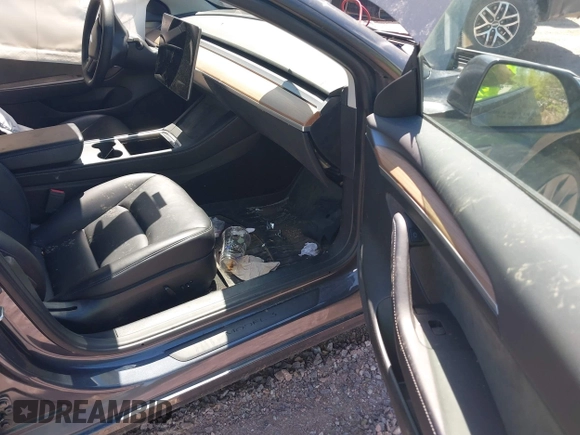 2022 Tesla Model 3 Long Range z VIN 5YJ3E1EB6NF260118, wystawiony jako IAAI lot #42139962 z przebiegiem 52 566 mil mil oraz . Historia ofert i sprzedaży dostępna na DreamBid. Obrazek 5.