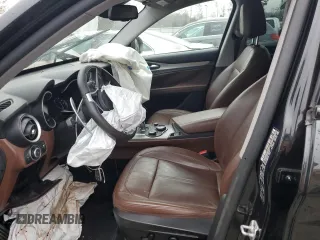 2018 Alfa Romeo Stelvio Sport z VIN ZASFAKPNXJ7B90958, wystawiony jako Copart lot #46043215 z przebiegiem Nie podano mil oraz Szkody całkowita. Historia ofert i sprzedaży dostępna na DreamBid. Obrazek 7.