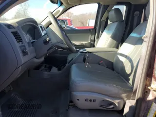 2005 Dodge Dakota z VIN 1D7HW52N95S136829, wystawiony jako Copart lot #43948385 z przebiegiem 64 411 mil mil oraz Czysty tytuł • Clean title. Historia ofert i sprzedaży dostępna na DreamBid. Obrazek 7.