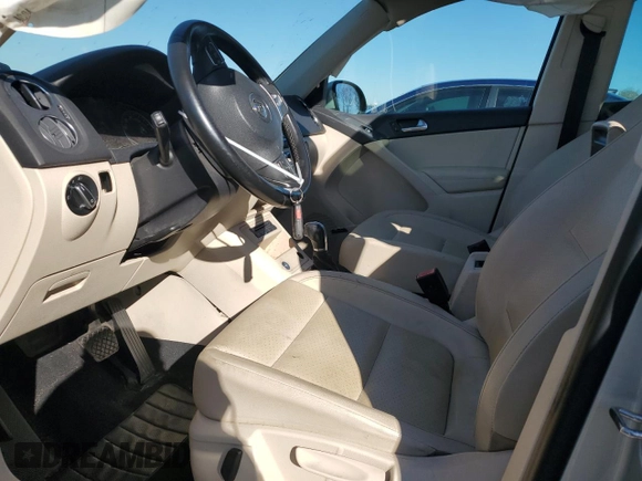 2014 Volkswagen Tiguan SE z VIN WVGAV3AXXEW502310, wystawiony jako Copart lot #42095985 z przebiegiem 130 033 mil mil oraz Szkoda całkowita • Salvage title. Historia ofert i sprzedaży dostępna na DreamBid. Obrazek 7.
