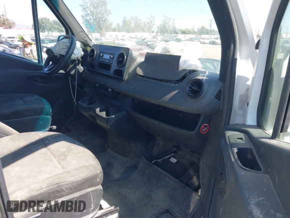 2019 Mercedes-Benz Sprinter Cargo z VIN WD4PF1CD1KP074822, wystawiony jako IAAI lot #40303744 z przebiegiem Nie podano mil oraz . Historia ofert i sprzedaży dostępna na DreamBid. Obrazek 5.