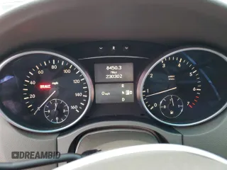 2010 Mercedes-Benz M 350 z VIN 4JGBB8GB7AA599768, wystawiony jako Copart lot #47862855 z przebiegiem 230 302 mil mil oraz Szkody całkowita. Historia ofert i sprzedaży dostępna na DreamBid. Obrazek 9.