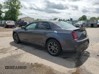 2015 Chrysler 300 S z VIN 2C3CCAGG8FH899454, wystawiony jako Copart lot #59947615 z przebiegiem 113 942 mil mil oraz Szkoda całkowita • Salvage title. Historia ofert i sprzedaży dostępna na DreamBid. Obrazek 2.