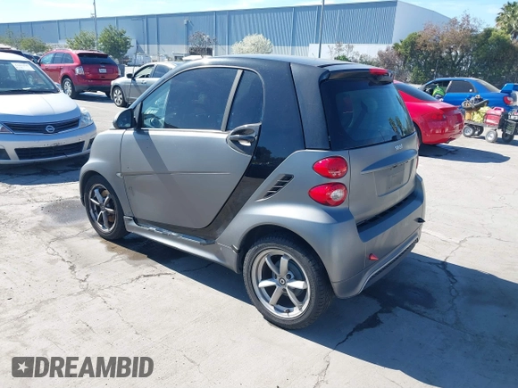 2014 Smart fortwo Pure z VIN WMEEJ3BA1EK779450, wystawiony jako IAAI lot #41882982 z przebiegiem 121 802 mil mil oraz . Historia ofert i sprzedaży dostępna na DreamBid. Obrazek 3.