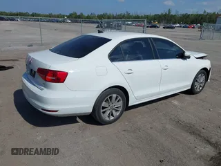2015 Volkswagen Jetta SE z VIN 3VWD17AJXFM327152, wystawiony jako IAAI lot #42055458 z przebiegiem 69 412 mil mil oraz . Historia ofert i sprzedaży dostępna na DreamBid. Obrazek 4.