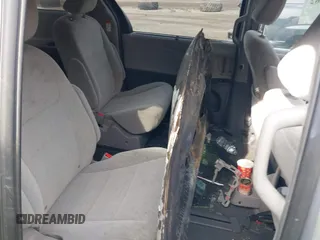 2019 Toyota Sienna LE with VIN 5TDJZ3DC3KS226551, listed as a IAAI auction lot 41495662 with 31,764 mi miles. Bid and sale history available at carsss.com. Image 8.