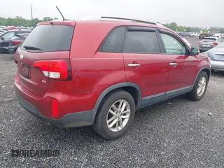 2014 Kia Sorento LX z VIN 5XYKT4A73EG547445, wystawiony jako IAAI lot #42277363 z przebiegiem 76 026 mil mil oraz . Historia ofert i sprzedaży dostępna na DreamBid. Obrazek 4.