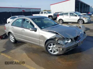 2004 Mercedes-Benz C 240 z VIN WDBRF61J74A618477, wystawiony jako IAAI lot #41894135 z przebiegiem 103 171 mil mil oraz . Historia ofert i sprzedaży dostępna na DreamBid. Obrazek 1.