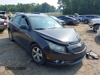 2014 Chevrolet Cruze 1LT z VIN 1G1PC5SB2E7238098, wystawiony jako IAAI lot #42577348 z przebiegiem 84 964 mil mil oraz . Historia ofert i sprzedaży dostępna na DreamBid. Obrazek 1.