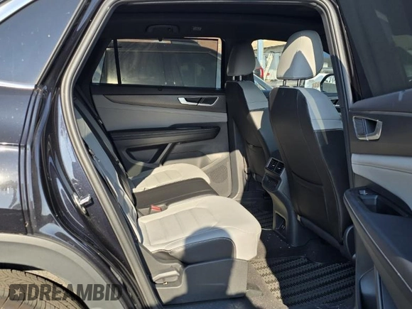 2024 Volkswagen Atlas SEL R-Line with VIN 1V2AE2CA3RC239395, listed as a Copart auction lot 64673685 with 1,724 mi miles and Clean title. Bid and sale history available at DreamBid. Image 6.