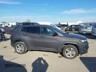 2024 Jeep Compass Sport z VIN 3C4NJDANXRT121722, wystawiony jako IAAI lot #41236232 z przebiegiem 8 702 mil mil oraz . Historia ofert i sprzedaży dostępna na DreamBid. Obrazek 13.