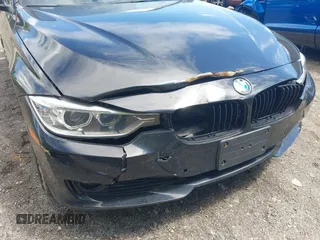 2015 BMW 3 Series 328i xDrive с VIN WBA3B5G55FNS18689, выставлен на аукционе IAAI как лот 42188139 с пробегом 90 612 миль миль и . История ставок и продаж доступна на DreamBid. Изображение 6.