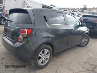 2016 Chevrolet Sonic LT z VIN 1G1JC6SH3G4155865, wystawiony jako IAAI lot #41808426 z przebiegiem 142 866 mil mil oraz . Historia ofert i sprzedaży dostępna na DreamBid. Obrazek 4.