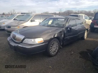 2005 Lincoln Town Car Cartier L z VIN 1LNHM85W95Y633233, wystawiony jako Copart lot #88399075 z przebiegiem Nie podano mil oraz Szkoda całkowita • Salvage title. Historia ofert i sprzedaży dostępna na DreamBid. Obrazek 1.