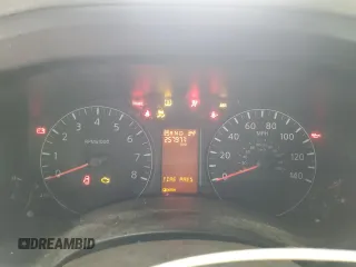 2018 Nissan NV Cargo S z VIN 1N6BF0LY5JN810069, wystawiony jako Copart lot #43775445 z przebiegiem 257 977 mil mil oraz Szkoda całkowita • Salvage title. Historia ofert i sprzedaży dostępna na DreamBid. Obrazek 9.